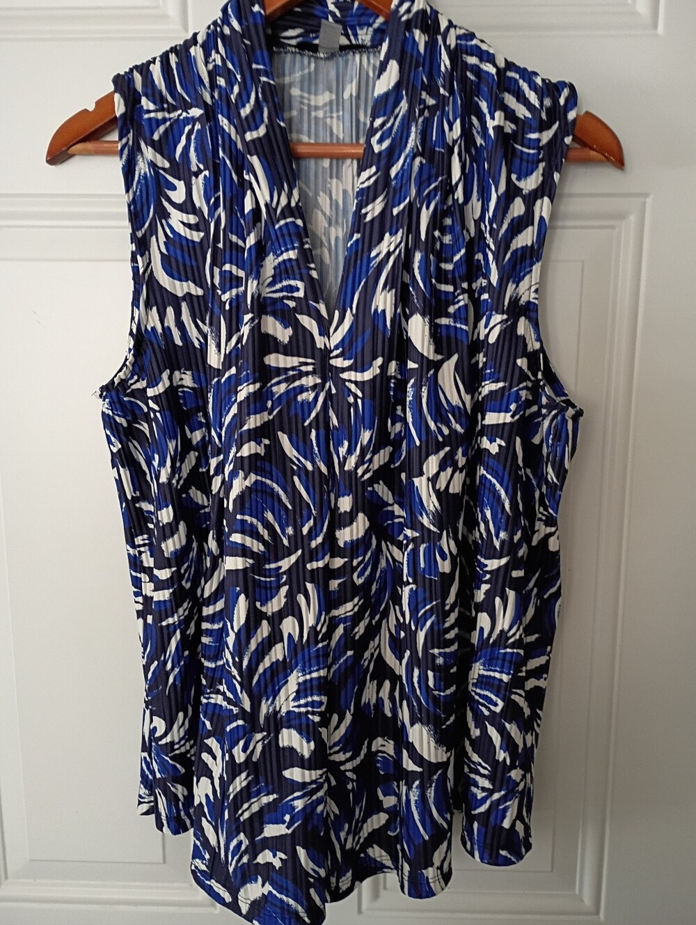 Cable & Gauge Women's Blue, White & Black Abstract Pleated Sleeveless Top